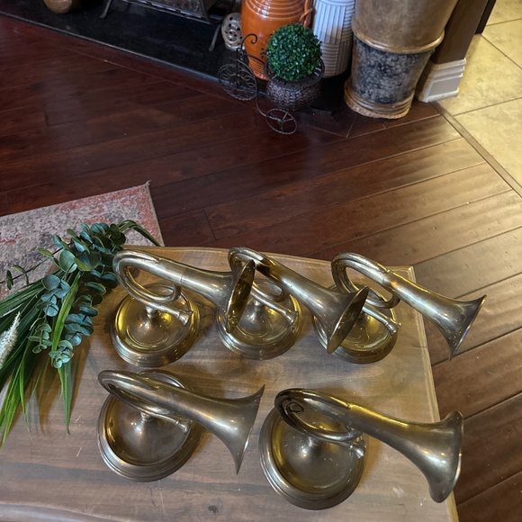 Set  of 5 Vintage Brass Horns. Hanging Wall Decor - Picture 2 of 9
